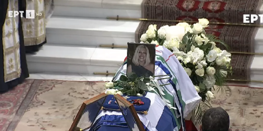 Η Ελλάδα αποχαιρετά τη Φώφη Γεννηματά | Με χειροκροτήματα στη Μητρόπολη η σορός της - Ξεκινά η νεκρώσιμη ακολουθία - Live