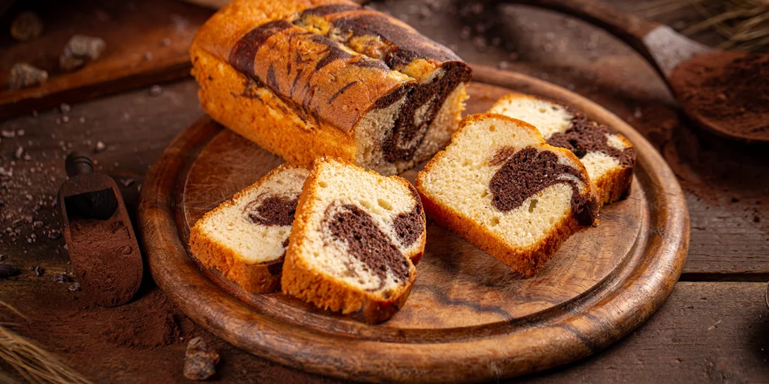 Πανεύκολο αφράτο κέικ χωρίς μίξερ | Η συνταγή του Άκη Πετρετζίκη που πρέπει να δοκιμάσεις