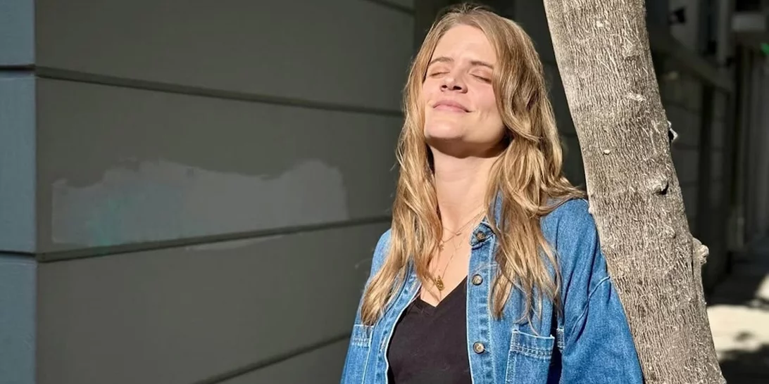 Η κόρη της Δανάης Μιχαλάκη έχει τα ομορφότερα μπουκλάκια | Το γλυκό στιγμιότυπο με τη μαμά της στον καναπέ του σπιτιού τους