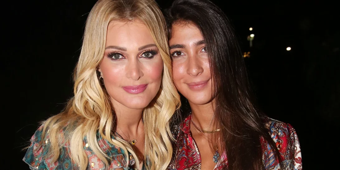 Νατάσα Θεοδωρίδου - Χριστιάνα Μπέτα| Τα looks με λευκό top που δημιούργησαν μητέρα και κόρη είναι ιδανικά γι΄αυτή την εποχή