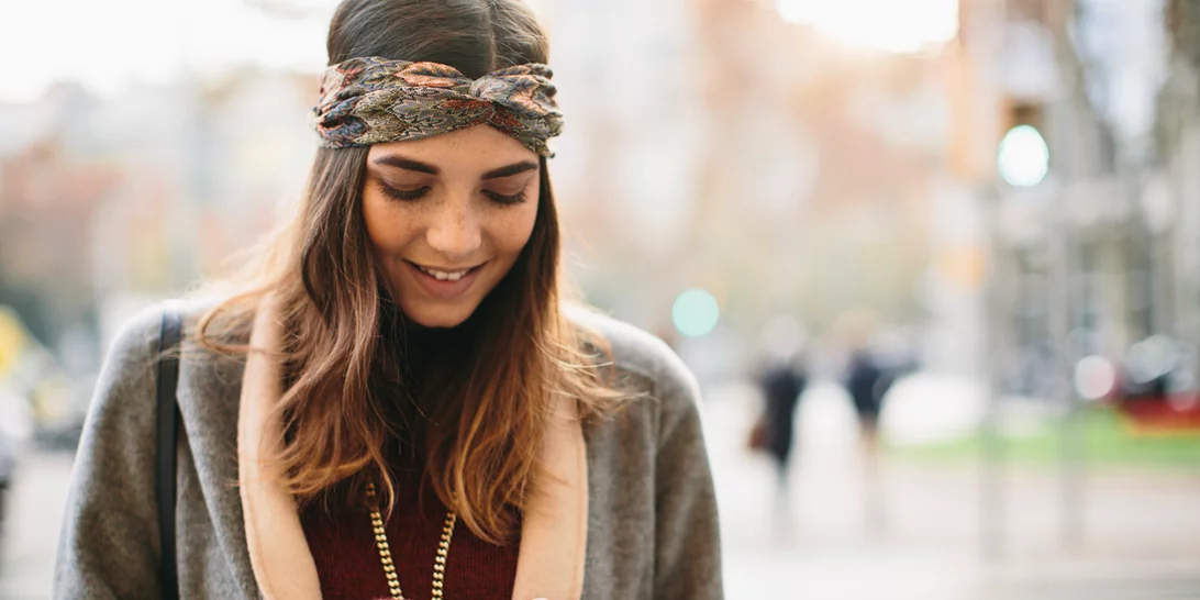 Πώς να φορέσεις στέκες και μαντήλια για τα μαλλιά με στυλ