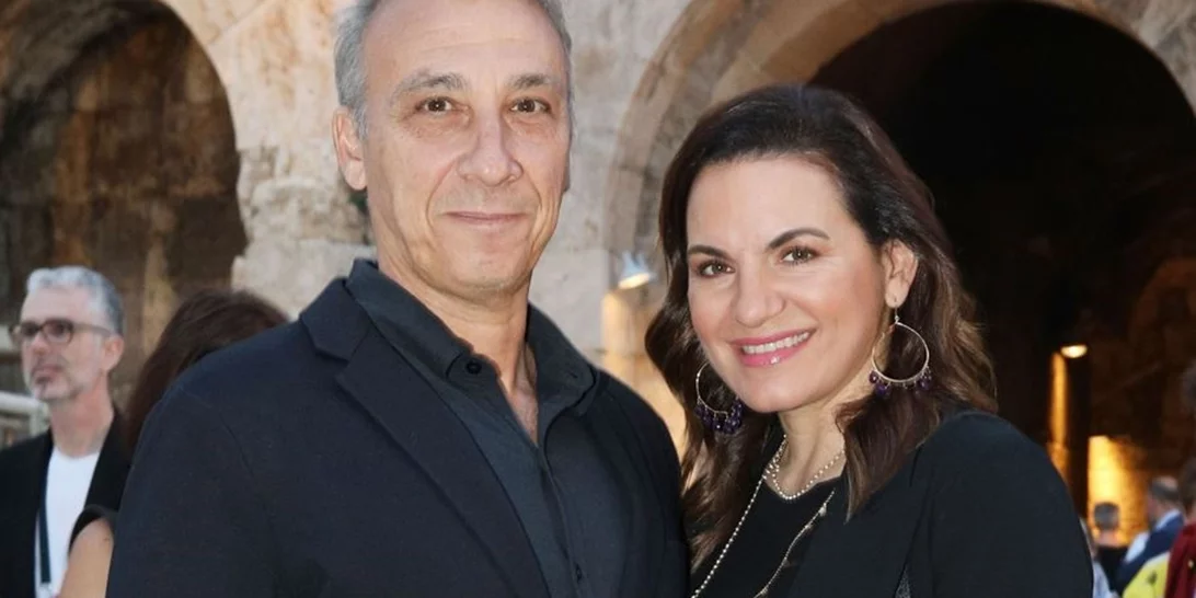 Όλγα Κεφαλογιάννη | Με λινό σύνολο στο πλευρό του Μίνωα Μάτσα