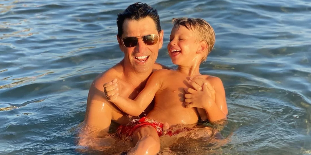 Ο Σάκης Ρουβάς περνά τις διακοπες του σε γιοτ | Οι βουτιές στη θάλασσα με τα παιδιά του