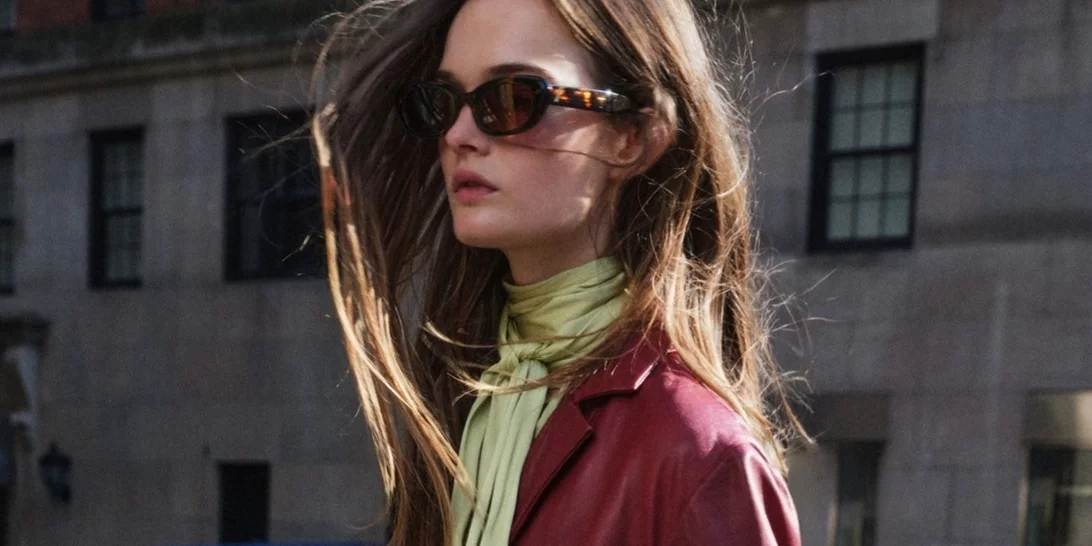 Το μπορντό τζάκετ από τη Zara που ταιριάζει με κάθε φθινοπωρινό outfit