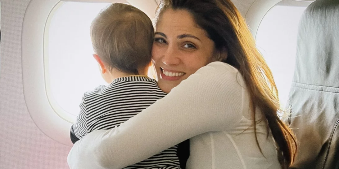 Μαίρη Συνατσάκη – Ίαν Στρατής | Tο πρώτο τους αεροπορικό ταξίδι με την μικρή Ολίβια – Οι τρυφερές φωτογραφίες