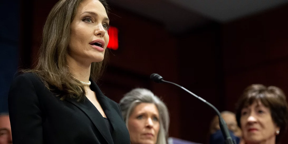 Angelina Jolie | Βίντεο τη δείχνει να φυγαδεύεται σε ασφαλές σημείο ενώ ηχούν οι σειρήνες στη Λβιβ