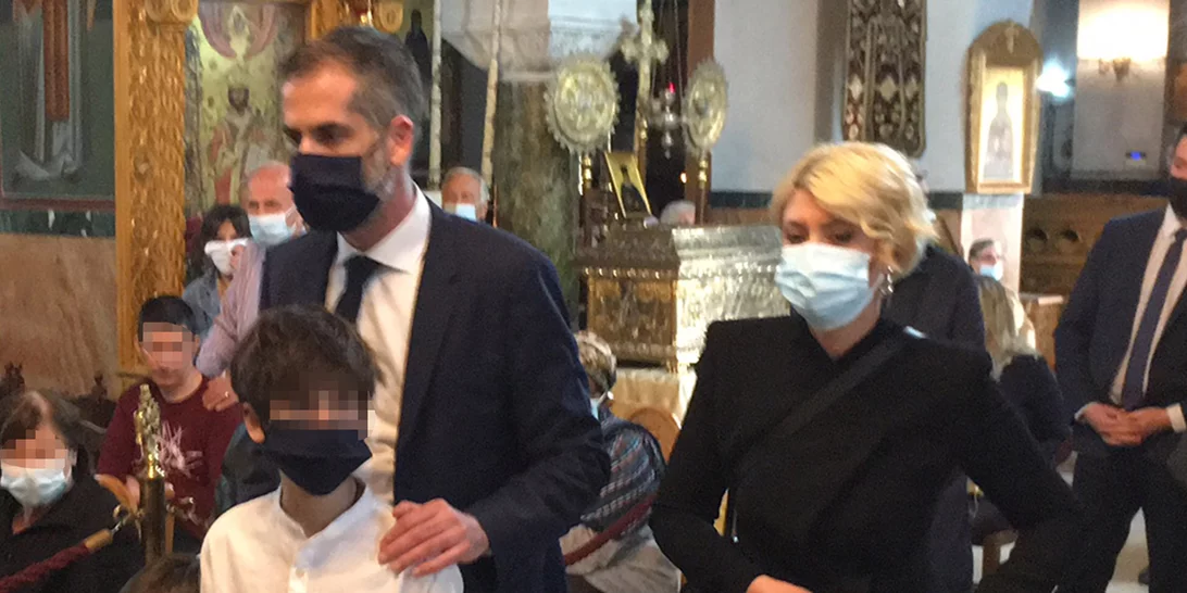 Κώστας Μπακογιάννης & Σία Κοσιώνη | Στoν Επιτάφιο με τα παιδιά τους (pic)