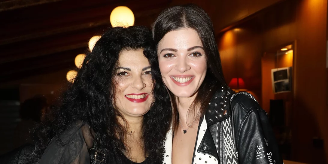 Τζένη Καζάκου | Στη θεατρική πρεμιέρα της μητέρας της, Τάνιας Τρύπη