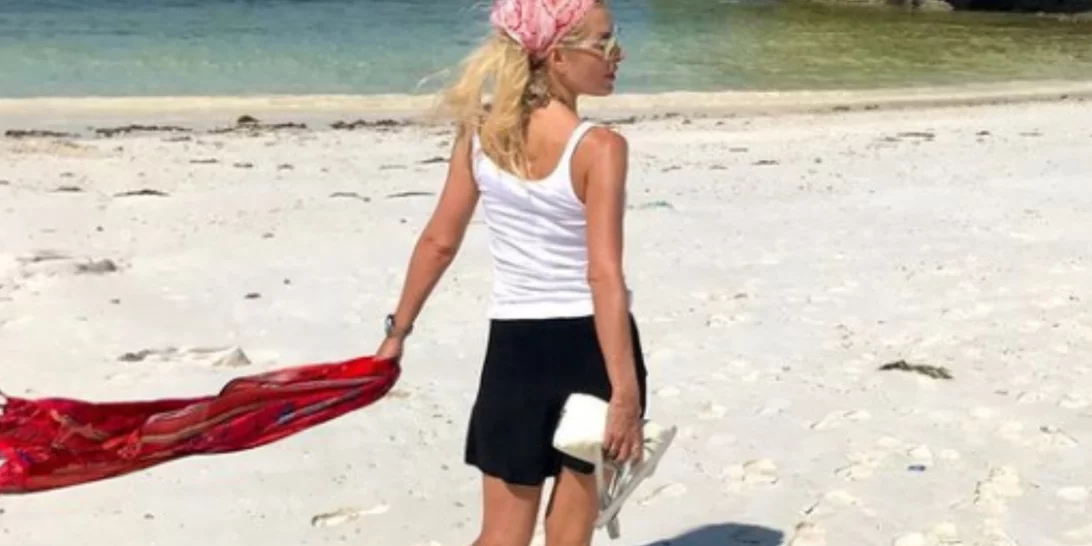 Κόντρα στις δυσκολίες της εποχής | H Ελένη Μενεγάκη ποζάρει σε εξωτική παραλία (throwback thursday pic)