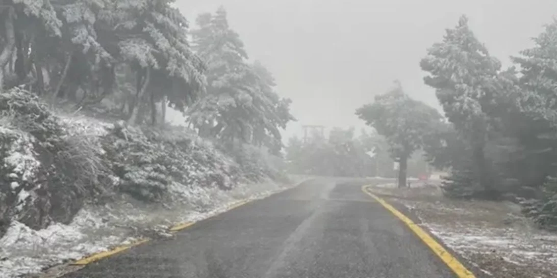 Ξεκίνησε η επέλαση του χιονιά | Τσουχτερό κρύο και χιόνια στην Αττική, το έστρωσε στην Ιπποκράτειο Πολιτεία