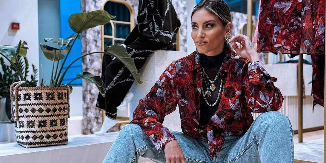 Αθηνά Οικονομάκου | Ο ανατρεπτικός συνδυασμός της με pied de poule σύνολο, lace πουκάμισο και καλσόν με σχέδια