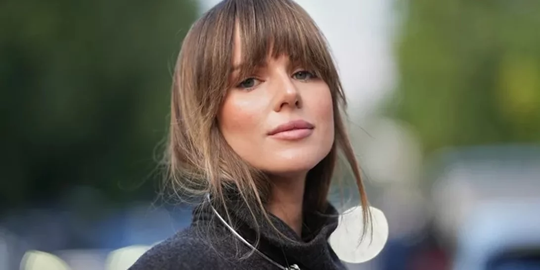 Αυτό το κούρεμα με αφέλειες καμουφλάρει μοναδικά ρυτίδες και κούραση στα μάτια