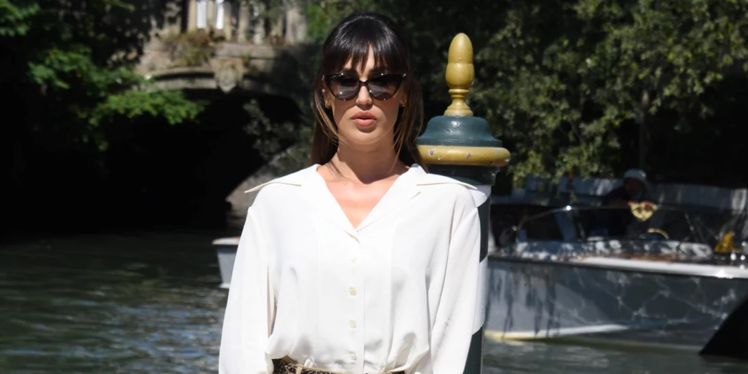 Έχεις βαρεθεί το λευκό πουκάμισο; Αυτός είναι ο πιο πρωτότυπος τρόπος για να το φορέσεις