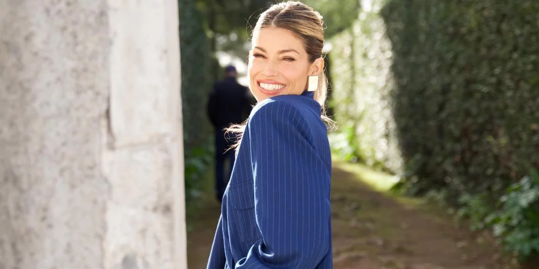 Κόκκινα παπούτσια με κόκκινο καλσόν | Η Βάσια Κωσταρά υιοθέτησε την πιο ιδιαίτερη τάση της σεζόν