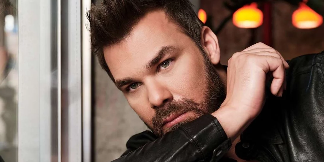 O Γιώργος Σαμπάνης τραγουδάει τη ζωη του