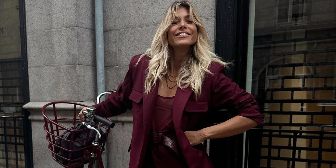 5 chic τρόποι για να φορέσεις το μπορντό σύμφωνα με τη Βάσια Κωσταρά