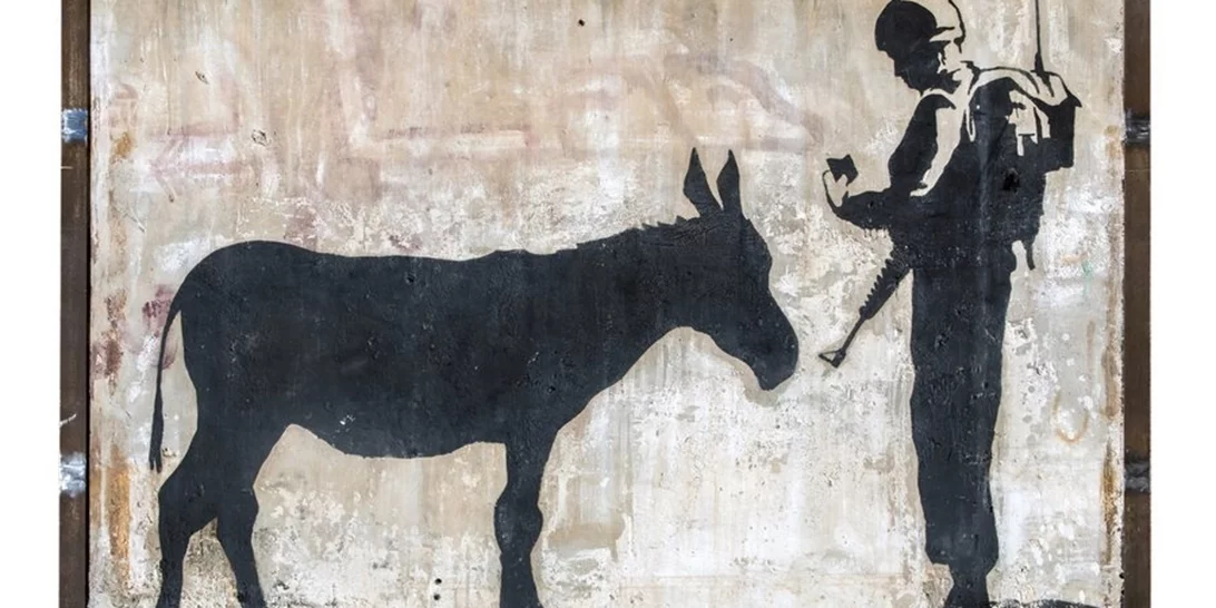 O Banksy ανακηρύχθηκε επίτιμος καθηγητής Πανεπιστημίου της Αγγλίας