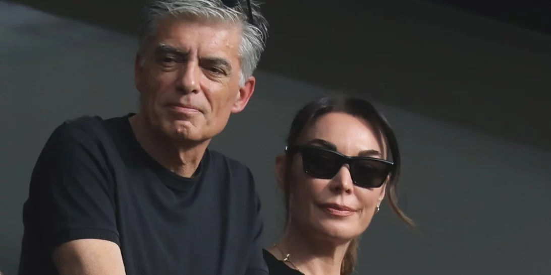 Η Τατιάνα Στεφανίδου με leather jacket και denim στο γήπεδο