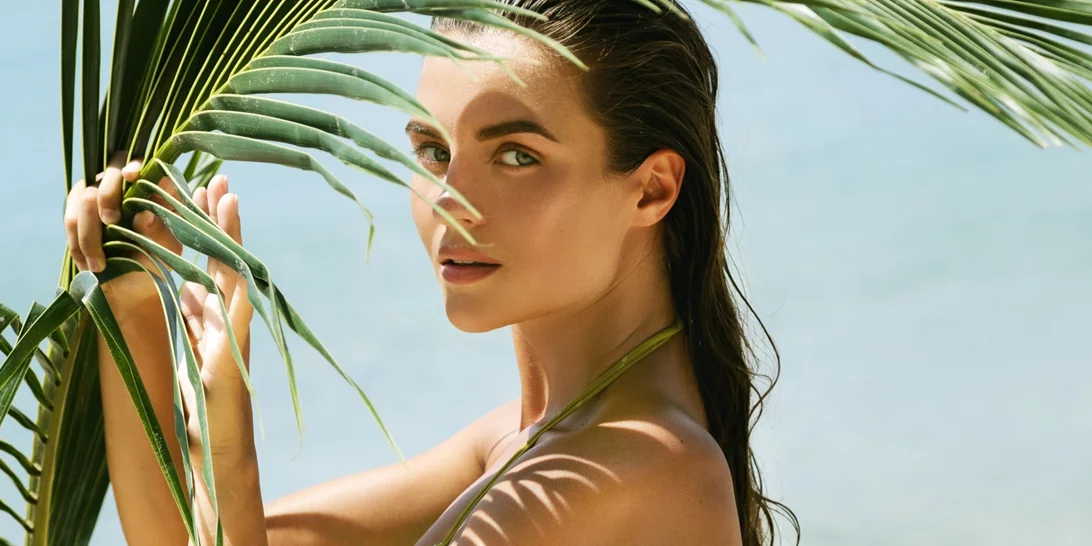 Έβαψες τα μαλλιά σου πριν τις διακοπές; Έτσι θα διατηρήσεις το χρώμα ζωντανό και λαμπερό