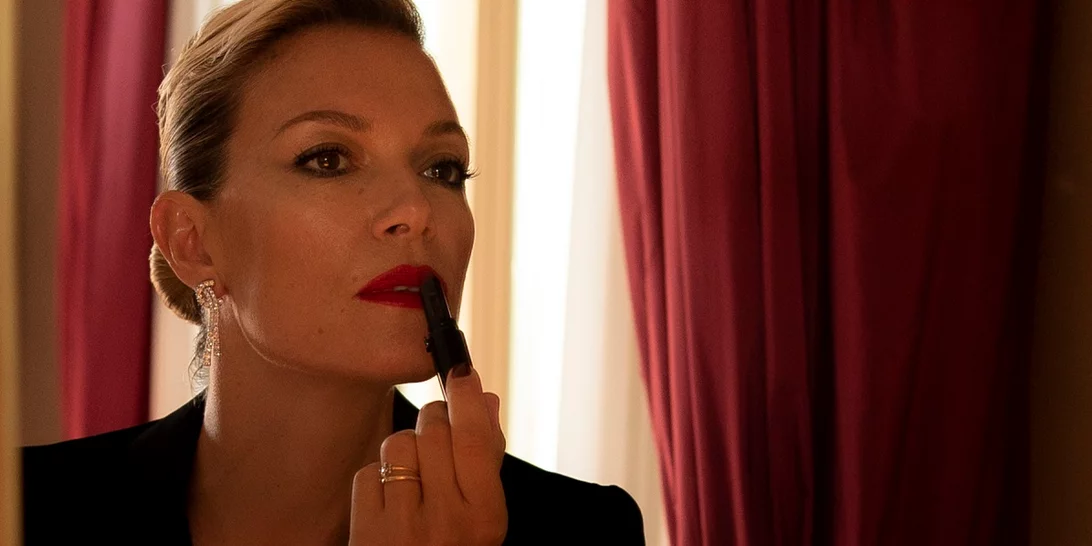 Η Βίκυ Καγιά ποζάρει φορώντας, ΜΟΝΟ, το κορμάκι των ονείρων μας