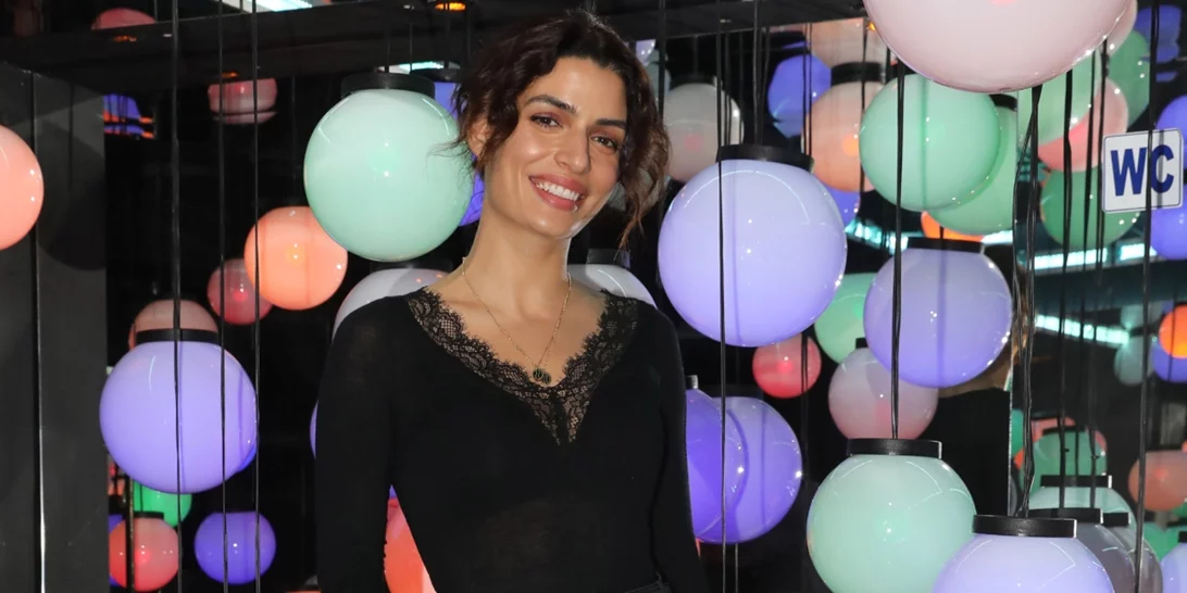 Τόνια Σωτηροπούλου | Φόρεσε την δερμάτινη φούστα όπως όλες οι fashion influencers