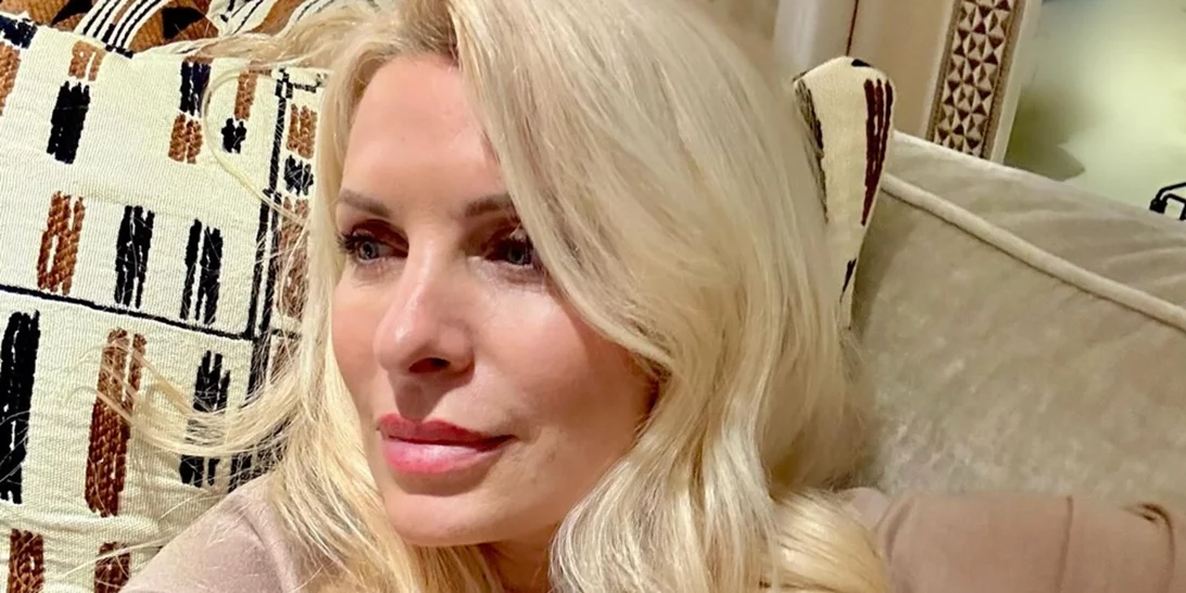 Η Ελένη Μενεγάκη στο σαλόνι του σπιτιού της | Διαβάζει το αγαπημένο της βιβλίο