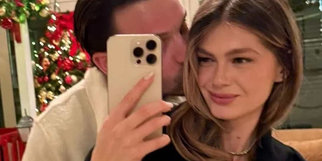 Όταν η 11χρονη Αμαλία Κωστοπούλου πόζαρε με ροζ φόρεμα και εσάρπα στα βαφτίσια της Βαλέριας Λάτσιου