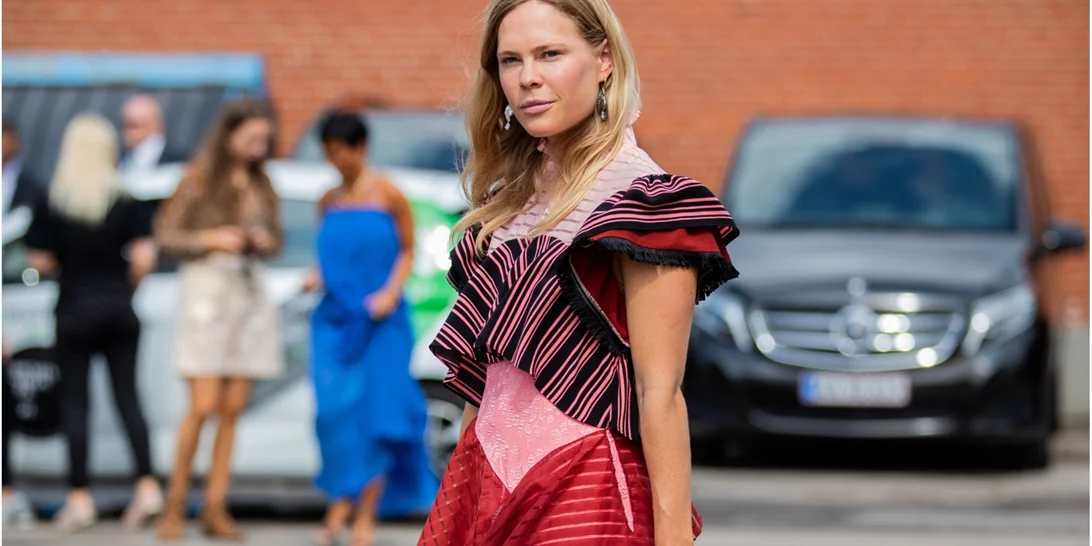 Η Ελλάδα εμπνέει τις fashion creatives | Τα looks από τις διακοπές τους στη χώρα μας