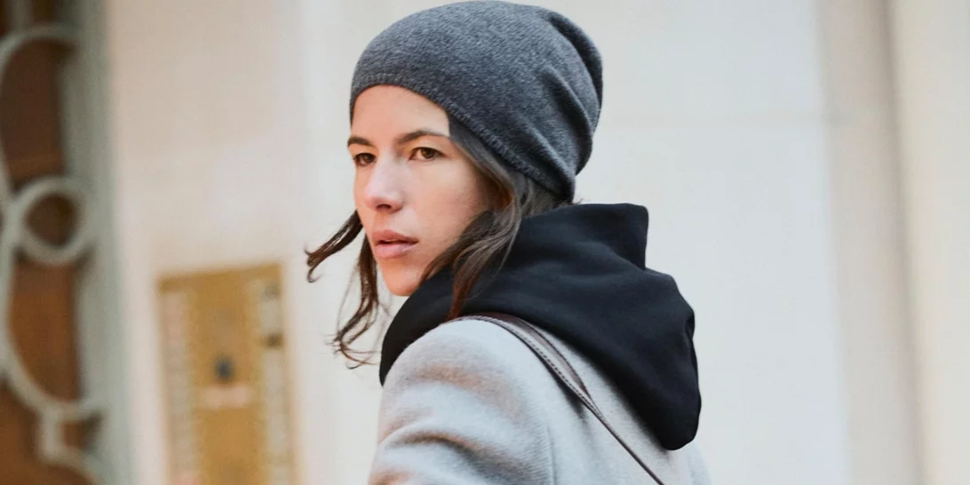 Αυτή η καφέ τσάντα-σάκος από τη Zara είναι το αξεσουάρ που πρέπει να κάνεις δώρο στον εαυτό σου για τη νέα χρονιά