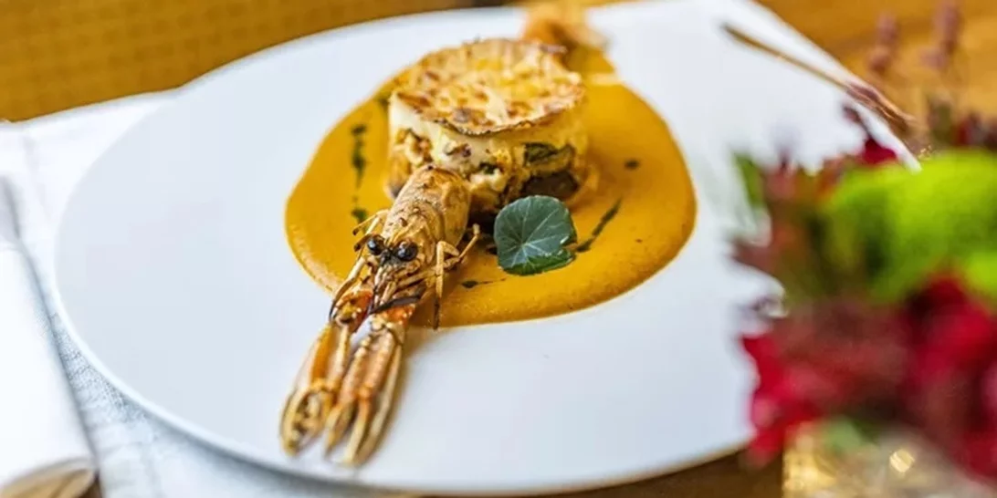 Mουσακάς καραβίδας και σοφρίτο για Όσκαρ στην Αθηναϊκή Ριβιέρα