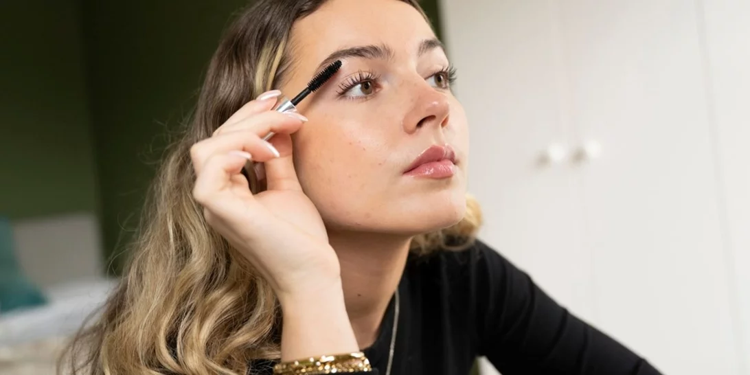 Αυτή η mascara κοστίζει κάτω από 9 ευρώ και κάνει τις βλεφαρίδες να μοιάζουν ψεύτικες