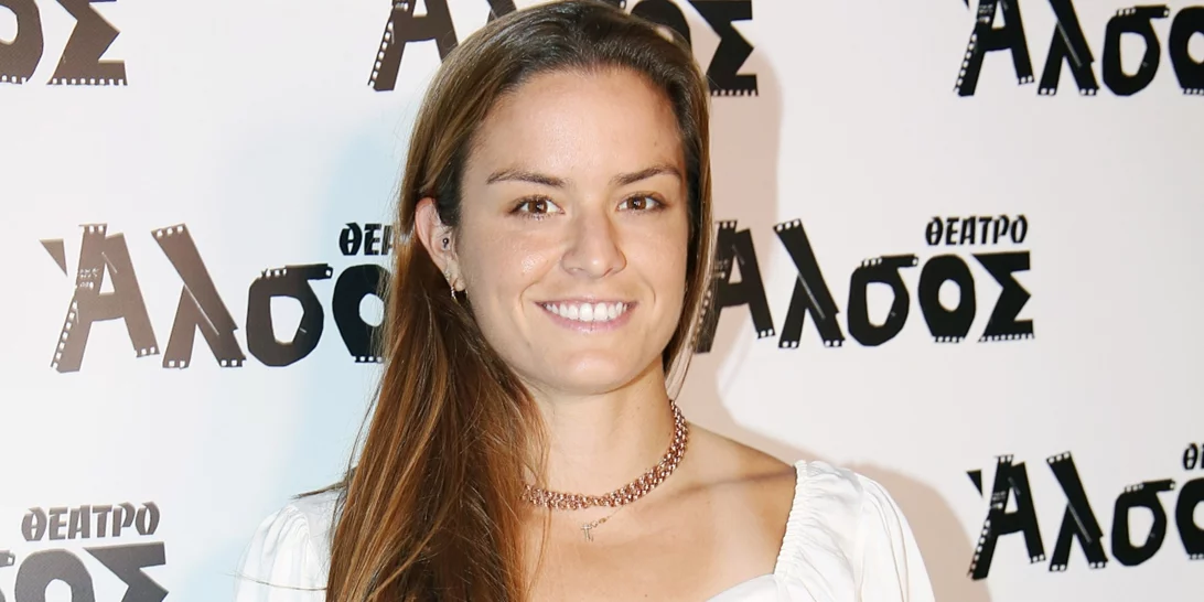 Μαρία Σάκκαρη | Κομψή με μαύρο σταυρωτό blazer με χρυσά κουμπιά και παντελόνι καμπάνα