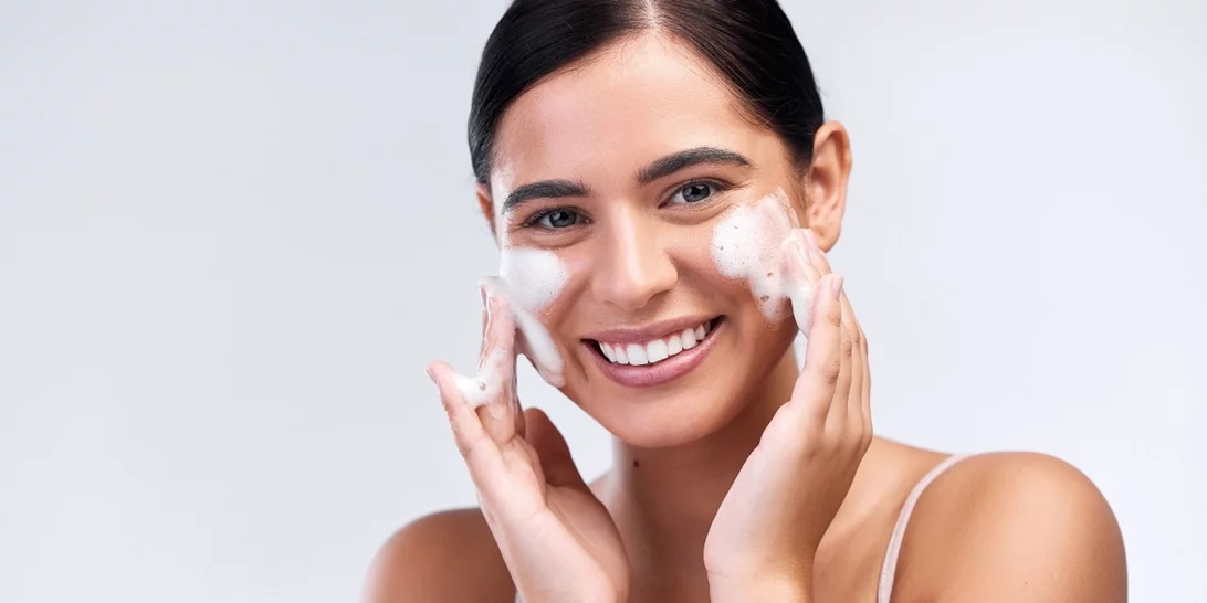 5 καθαριστικά προσώπου με σαλικυλικό οξύ που μειώνουν τη λιπαρότητα καλύτερα κι από πούδρα