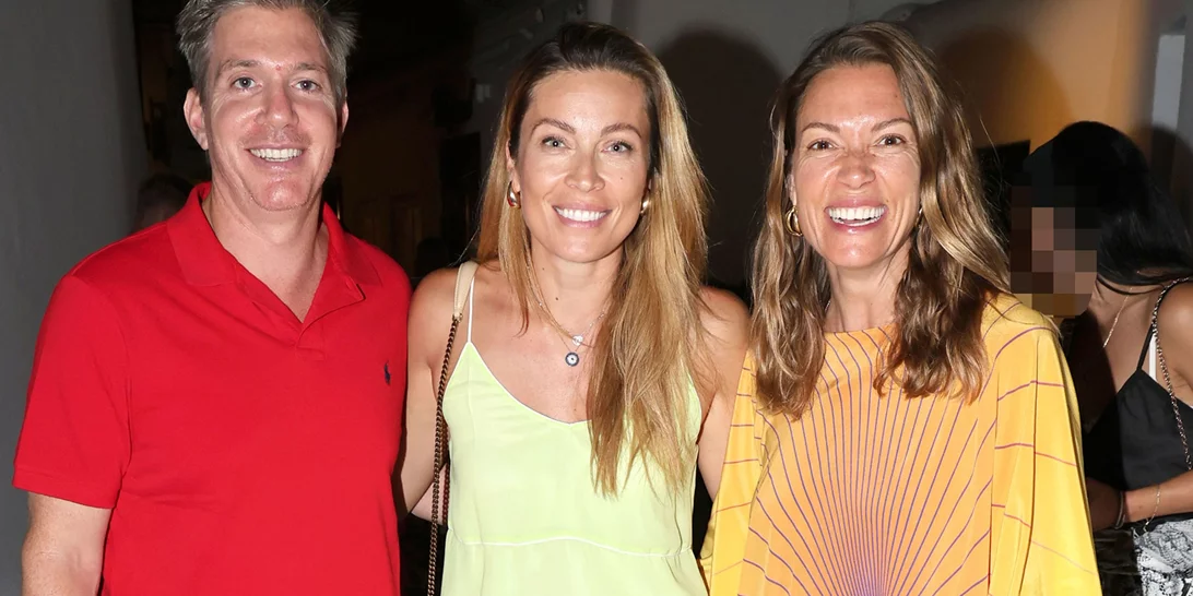 Οι Βίκυ Καγιά και Μαριέττα Χρουσαλά με casual καλοκαιρινά outfits στη Μύκονο | Η συνάντηση και οι αγκαλιές στα σοκάκια