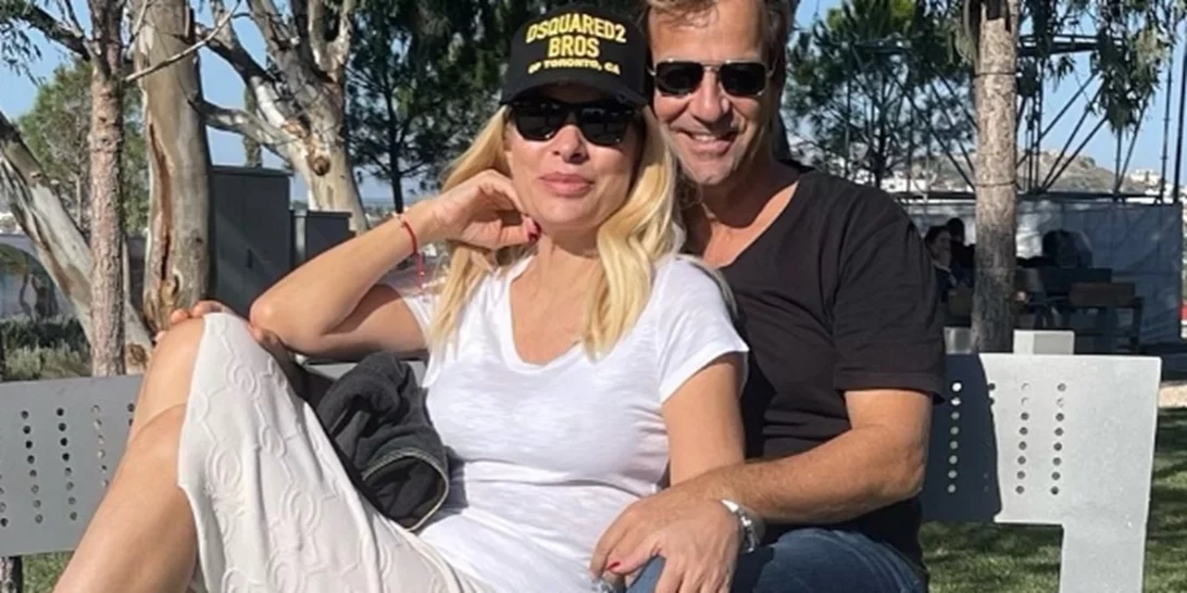 Η Ελένη Μενεγάκη στην αγκαλιά του Ματέο Παντζόπουλου | Η χριστουγεννιάτικη βόλτα του ζευγαριού