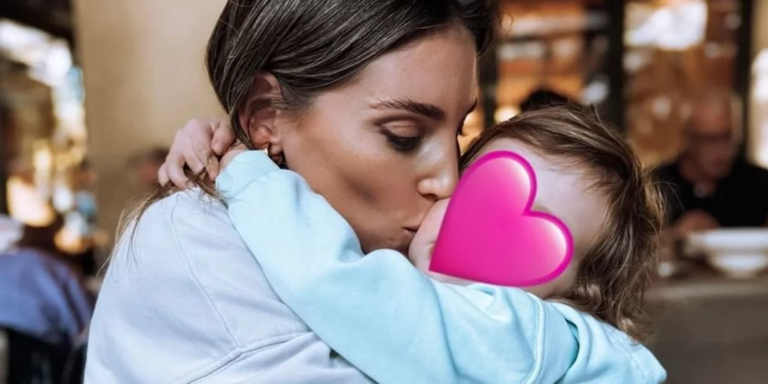 Αθηνά Οικονομάκου | Έκανε στην κόρη της, Σιέννα το πιο "παιχνιδιάρικο" χτένισμα που έχεις δει