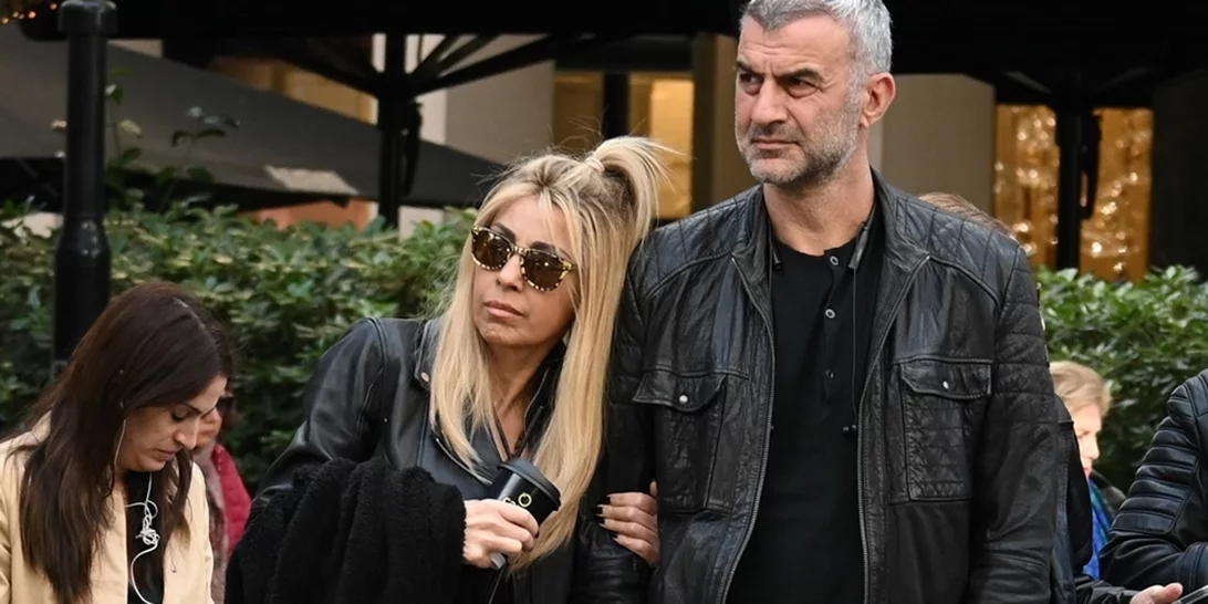 Η Βικτώρια Δέλλα στην πρώτη δημόσια εμφάνιση με τους γονείς της, Τραΐανο Δέλλα και Γωγώ Μαστροκώστα