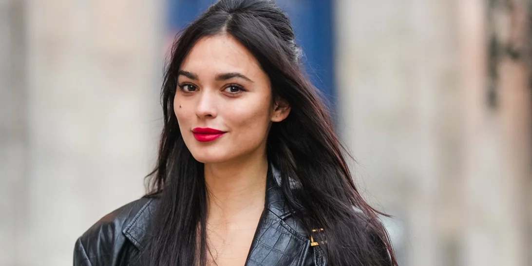 Γιατί το κόκκινο κραγιόν της κολλητής σου δείχνει "ξένο" πάνω σου; Η απάντηση κρύβεται στον καρπό σου