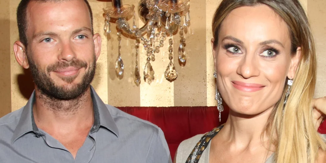 Ελεονώρα Μελέτη | Φωτογραφίζει την κόρη της να κολυμπά με τη μητέρα της στην πισίνα