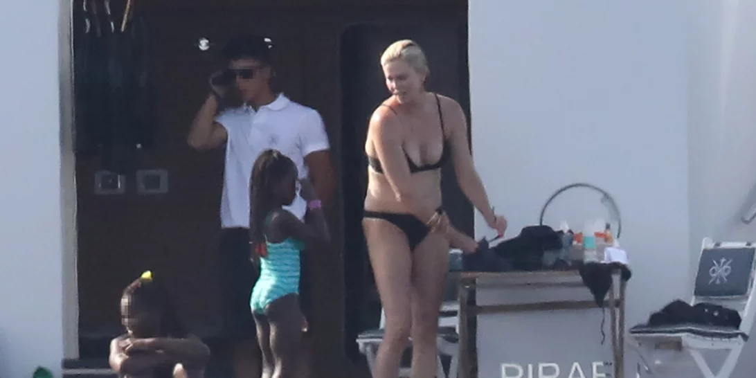 Η 46χρονη Charlize Theron εντυπωσιάζει με το μαύρο της μπικίνι ενώ απολαμβάνει παιχνίδια στη θάλασσα με τις κόρες της