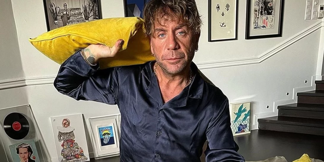 Γιώργος Μαζωνάκης | Το τεράστιο φωτεινό σπίτι του με τη μεγάλη μαρμάρινη σκάλα