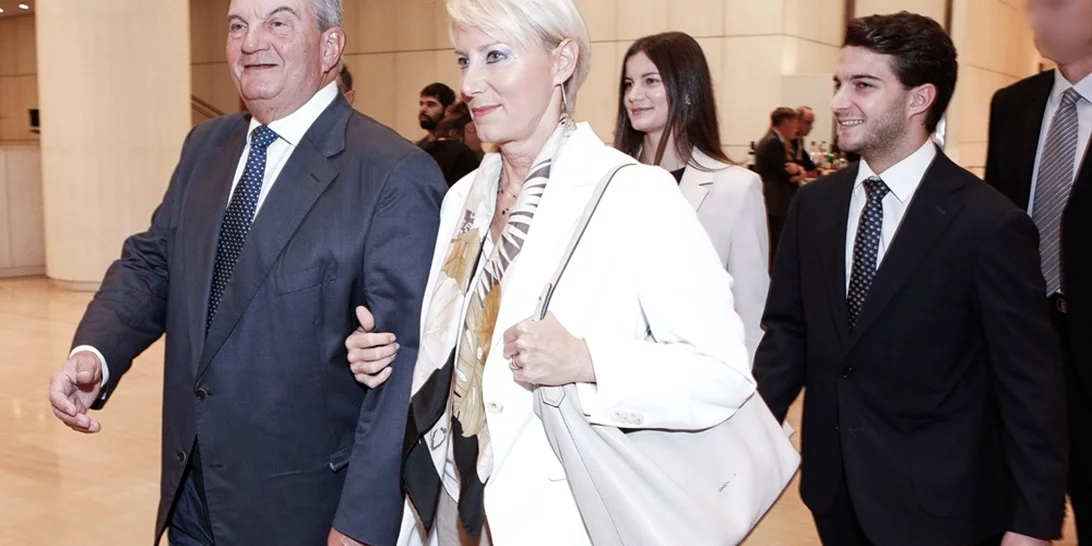 Μαζί στη θεατρική σκηνή η Αλίκη και ο Αλέξανδρος Καραμανλής | Στο πλευρό τους οι γονείς τους