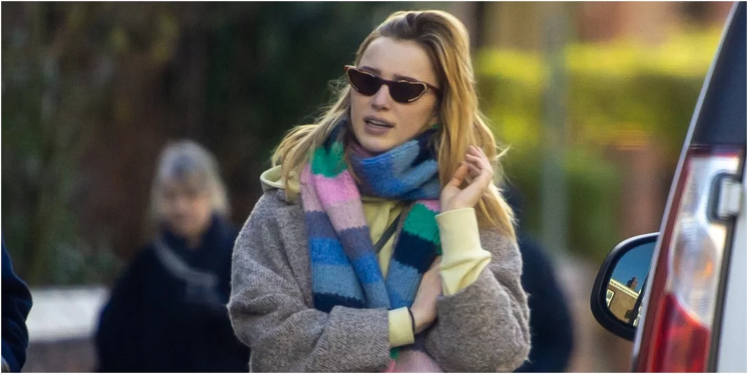 Η Phoebe Dynevor φόρεσε το απόλυτο παλτό για τους πιο κρύους μήνες και είναι Mango