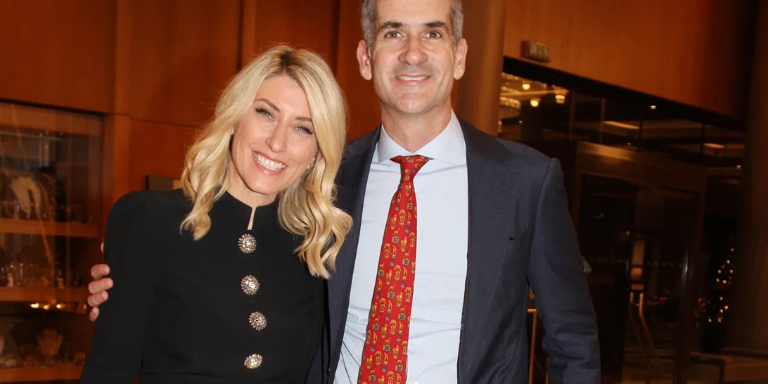 Σία Κοσιώνη | Αγκαλιά με τον Κώστα Μπακογιάννη σε χριστουγεννιάτικο δείπνο