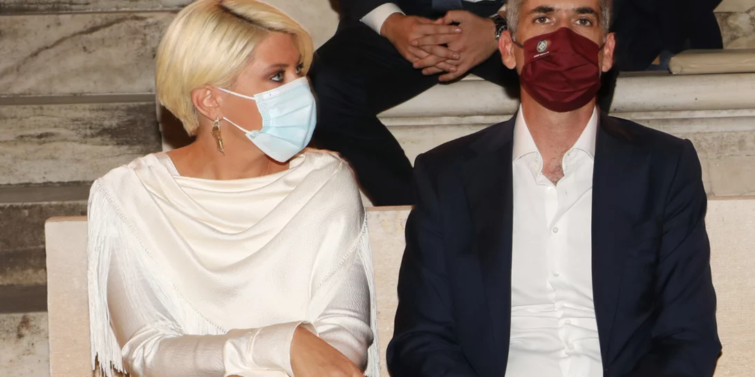 Σία Κοσιώνη | Με λευκό φόρεμα στο πλευρό του Κώστα Μπακογιάννη στο Ηρώδειο