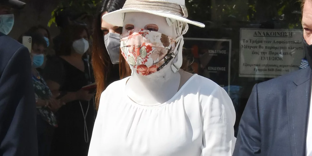 Επίθεση με βιτριόλι | Άγνωστο αν θα παραστεί στη δίκη η Έφη Κακαράντζουλα - Δηλώνει σε "άσχημη ψυχολογική κατάσταση"