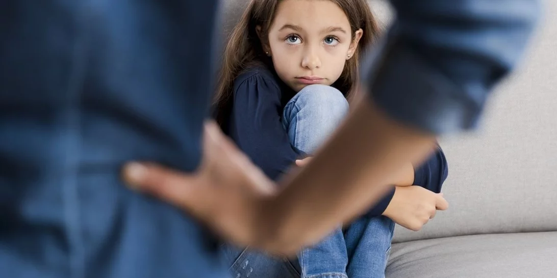 Οξύθυμοι γονείς | Τι μαθαίνει το παιδί μεγαλώνοντας σε ένταση