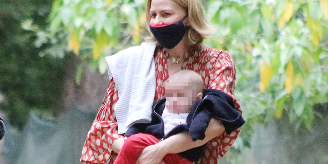 Τζένη Μπαλατσινού | Βόλτα με τους γιους της στο Κολωνάκι (vid)