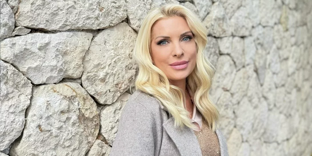 Ελένη Μενεγάκη - Έλενα Παπαρίζου | 19 χρόνια πριν σε φιλανθρωπική βραδιά με τα παπούτσια που λάτρευαν τότε οι γυναίκες