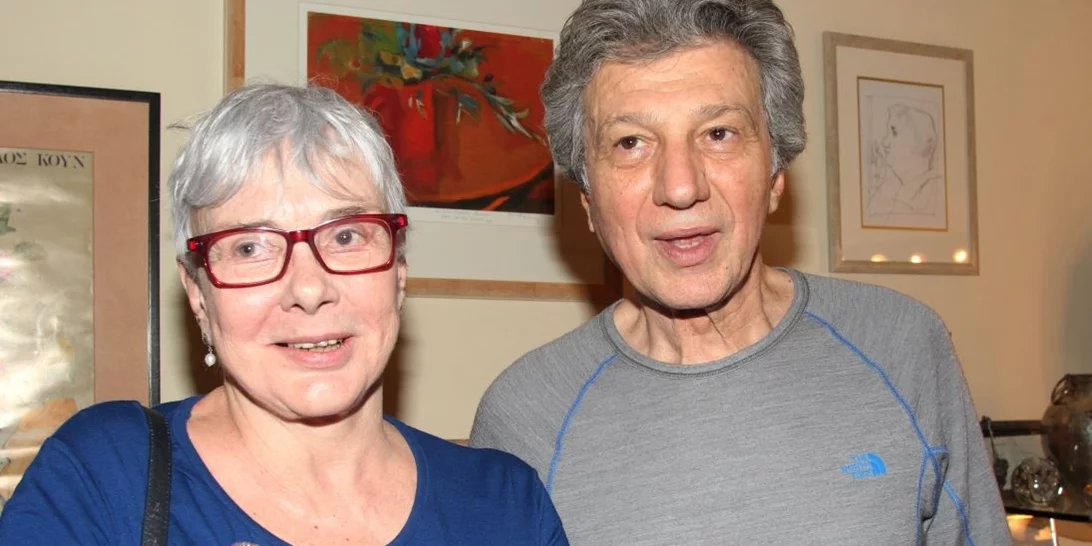 Υποβασταζόμενη η Ξένια Καλογεροπούλου στην κηδεία του Γιάννη Φέρτη